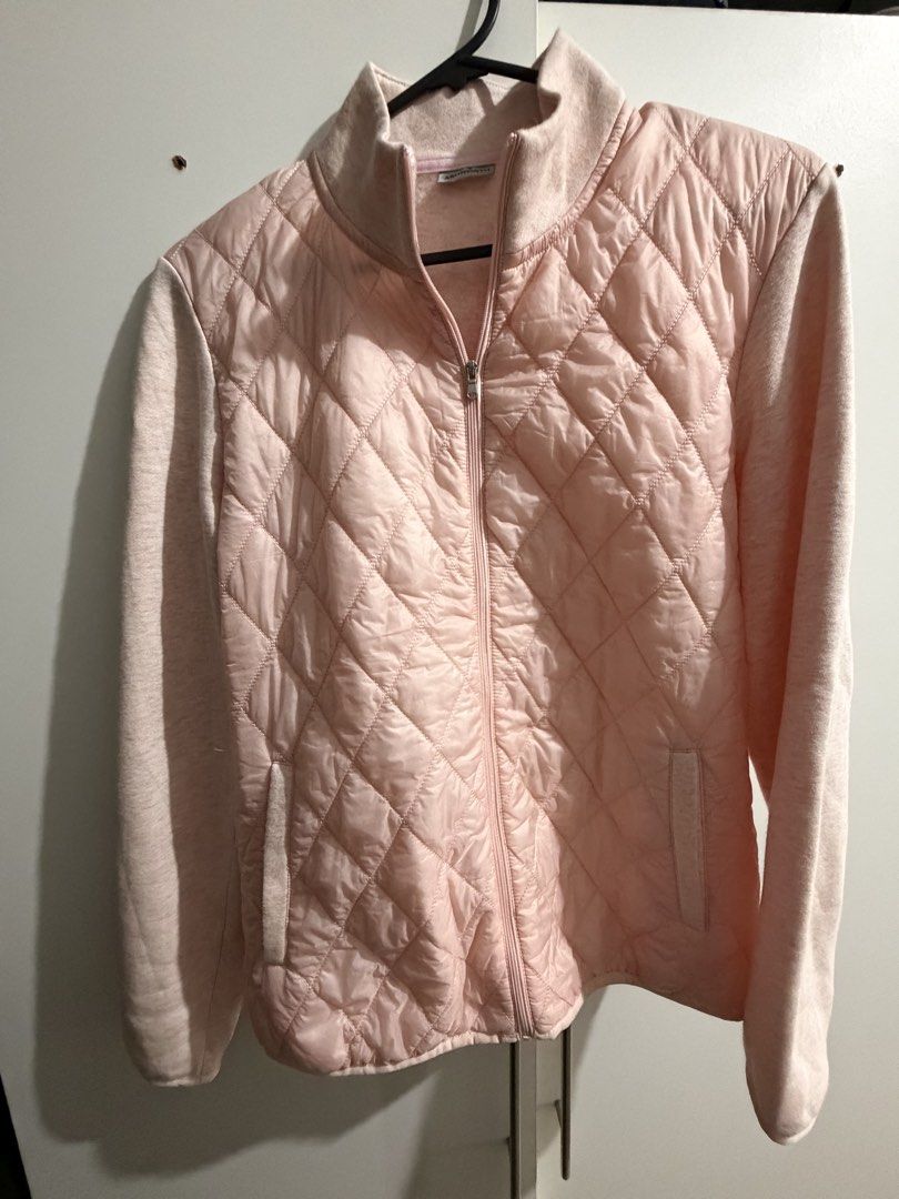 Ashworth Pink Quilted Jacket Size 8 (Category: Coats, Jackets and Outerwear) located in Muntinlupa City. Submitted by choli89790 (Listing ID 1468781450, Image 1). Description: - Brand: Ashworth - Color: Light pink - Style: Full zip jacket with high collar - Design: Quilted front panel with soft knit sleeves - Features: Two front convenient pockets - Size: 8 (tag attached at inner collar).