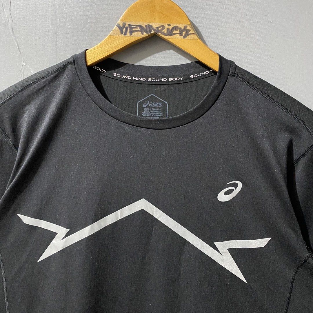 Asics Lite Show Running Tee (Category: Activewear) located in Makati City. Submitted by kendrickstuffs (Listing ID 1468909727, Image 2). Description: Asics Lite Show Running Tee Large ontags 23' width pit to pit 21.5' width waist 28.5' length No Issue Verygood condition 950 only.
