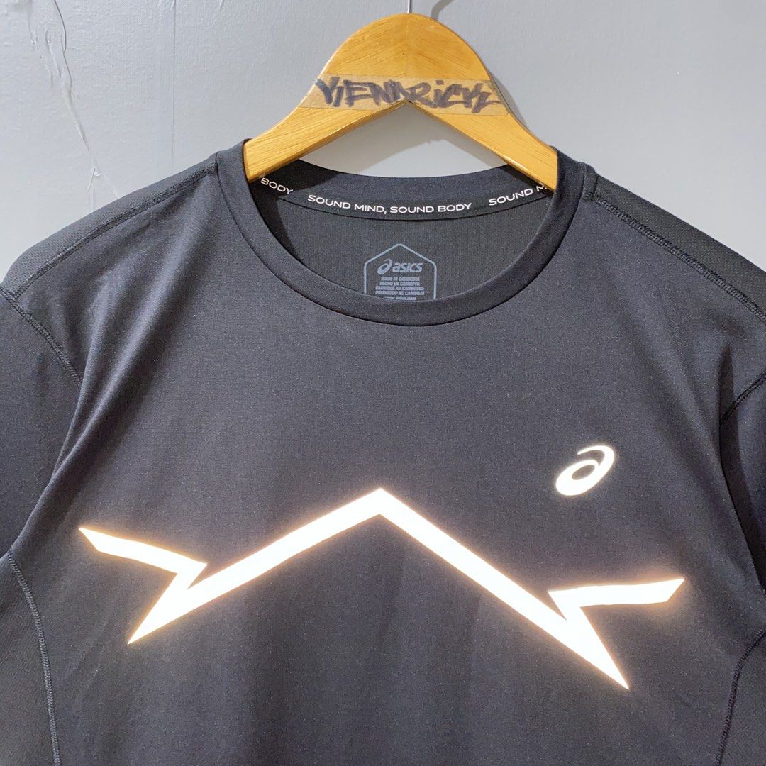 Asics Lite Show Running Tee (Category: Activewear) located in Makati City. Submitted by kendrickstuffs (Listing ID 1468909727, Image 3). Description: Asics Lite Show Running Tee Large ontags 23' width pit to pit 21.5' width waist 28.5' length No Issue Verygood condition 950 only.