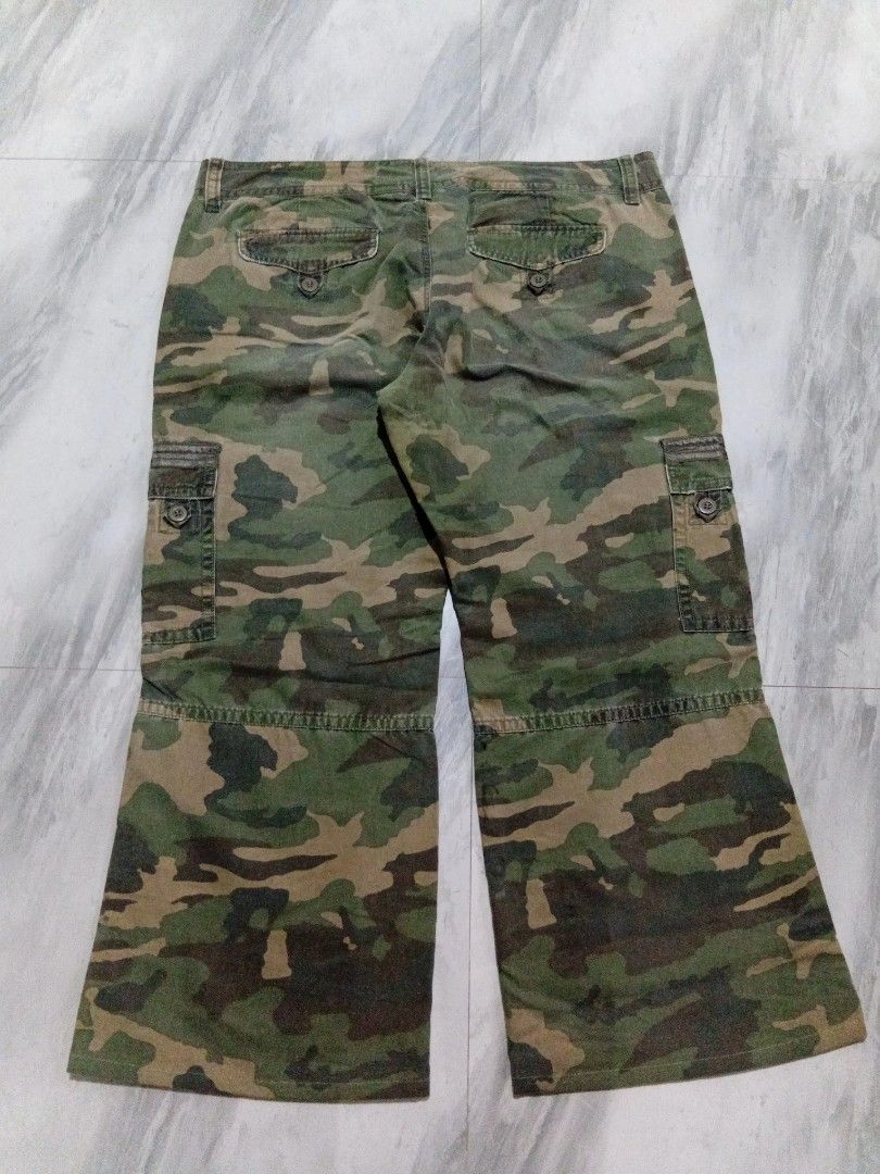 aspack camouflage bootcut & jorts (Category: Jeans) located in Baguio. Submitted by steambunny (Listing ID 1468805828, Image 2). Description: old navy loose bootcut low rise size 42 length 37.5 (altered) thigh 13 hem 12 issue: minimal himulmol only already washed ready to use silver blue camouflage jorts size 36 on tag length 25 thigh 13 hem 10.5 issue: wala button ready to use baguio loc.