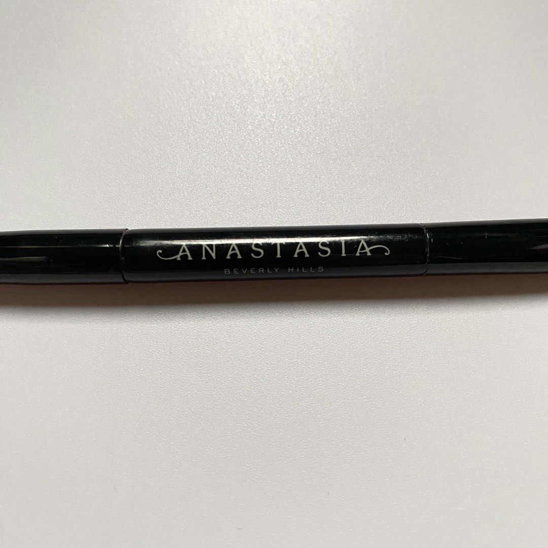 [AUTHENTIC] Anastasia Beverly Hills Double Ended Brush (Category: Makeup) located in Midsayap. Submitted by someones_attic (Listing ID 1468886051, Image 2). Description: ⤿contents: 1 dual-ended eye shadow / palette brush (flat shader end + fluffy blending end) 💯 guaranteed authentic from Qatar cargo box 🇶🇦.