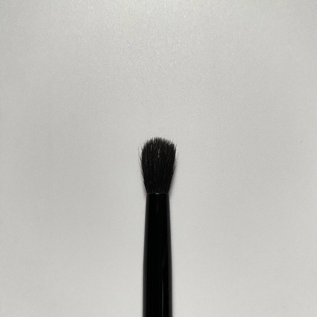 [AUTHENTIC] Anastasia Beverly Hills Double Ended Brush (Category: Makeup) located in Midsayap. Submitted by someones_attic (Listing ID 1468886051, Image 3). Description: ⤿contents: 1 dual-ended eye shadow / palette brush (flat shader end + fluffy blending end) 💯 guaranteed authentic from Qatar cargo box 🇶🇦.