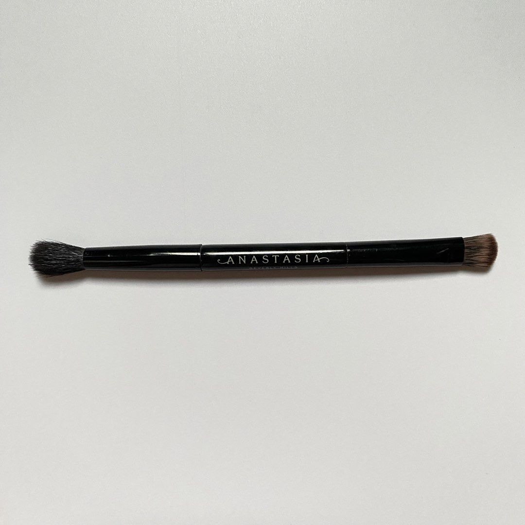 [AUTHENTIC] Anastasia Beverly Hills Double Ended Brush (Category: Makeup) located in Midsayap. Submitted by someones_attic (Listing ID 1468886051, Image 1). Description: ⤿contents: 1 dual-ended eye shadow / palette brush (flat shader end + fluffy blending end) 💯 guaranteed authentic from Qatar cargo box 🇶🇦.