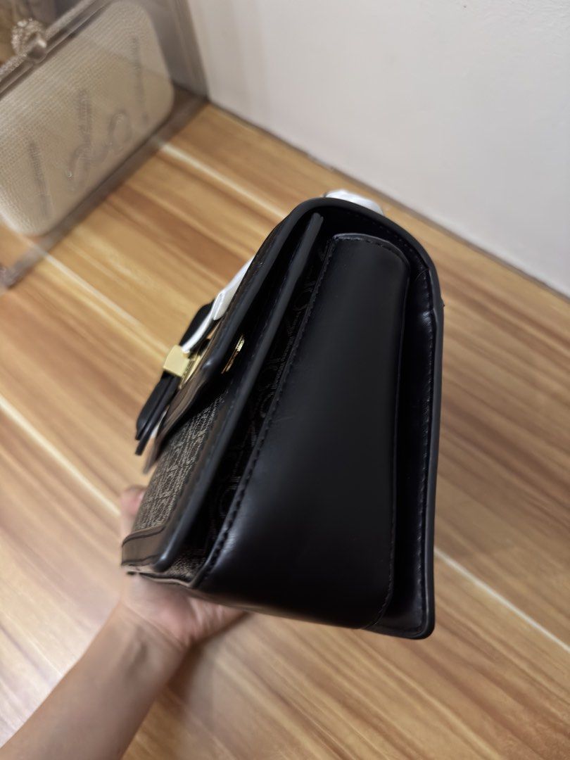 AUTHENTIC CLN Hand bag (Category: Shoulder Bags) located in Mexico. Submitted by alexacarts (Listing ID 1468916523, Image 2). Description: .