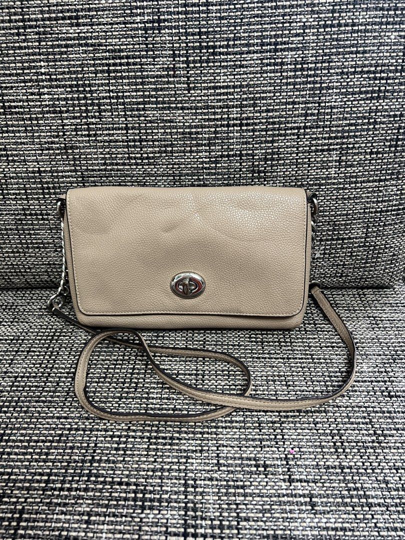 Authentic Coach Cross Body Bag (Category: Luxury Bags & Wallets) located in Cainta. Submitted by vrenaussiegoods (Listing ID 1468927228, Image 1). Description: This Authentic Coach bag is well used condition, but please note there is an issue on the strap anchor of the handle (see photos for details). Still usable .