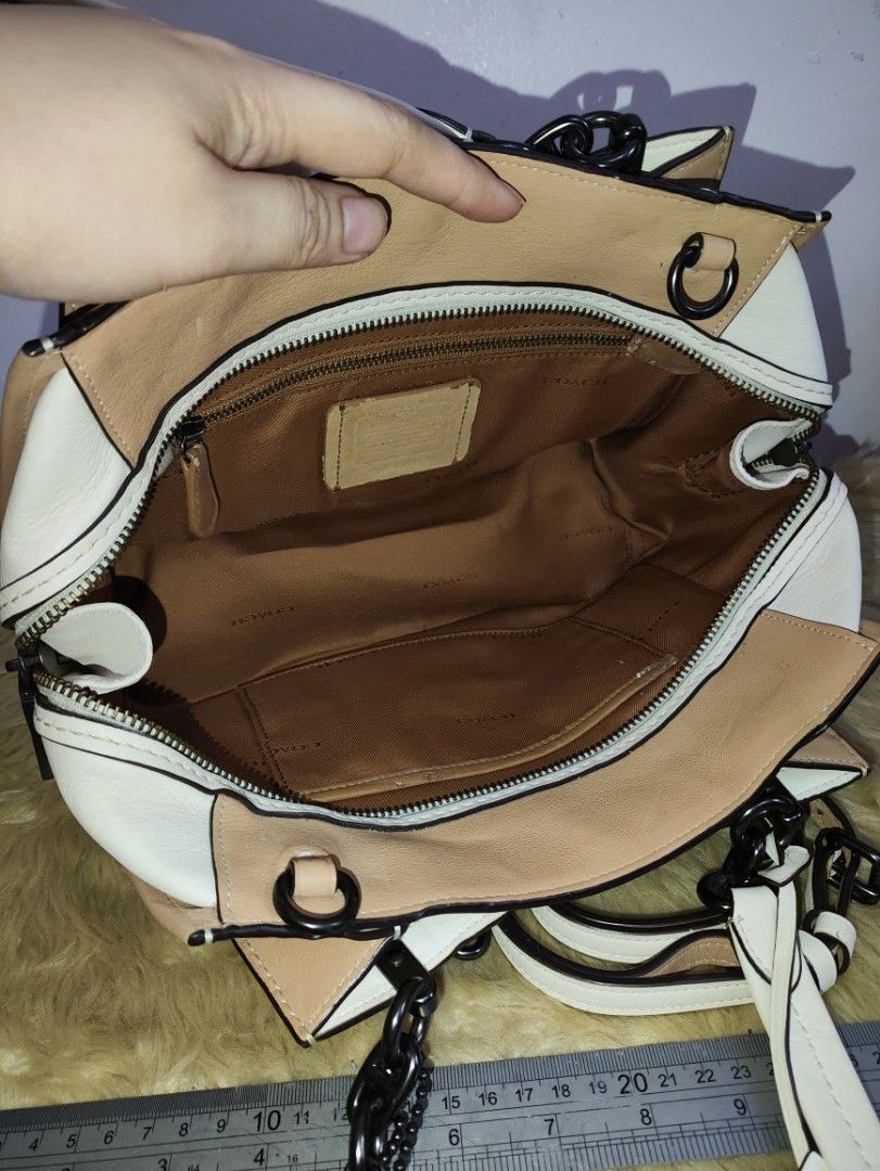 Authentic Coach Dreamer 27 patchwork 2 way (Category: Cross-body Bags) located in Rizal. Submitted by hsiri1128 (Listing ID 1468805185, Image 3). Description: 💯✔️Legit CONDITION : 8.5/10 ISSUE / FLAWS : like new sana to nag peel off lang loob matagal na stock sa box during shipment. MATERIAL : Genuine satchel leather exterior w/ gunmetal hardwares DETAILS : Medium size fit small umbrella and notebook. adjustable strap..