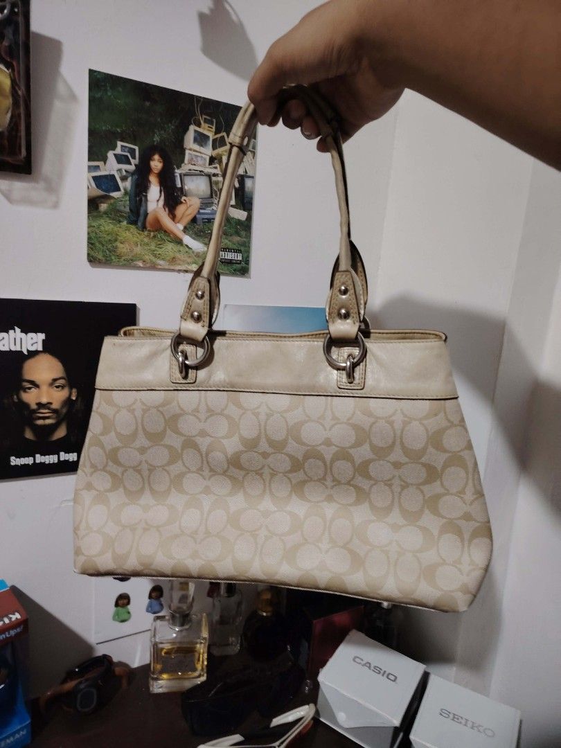 Authentic Coach Leather Bag (Category: Luxury Bags & Wallets) located in Caloocan City. Submitted by joksgallery (Listing ID 1468837493, Image 2). Description: nag ffade na po leather.