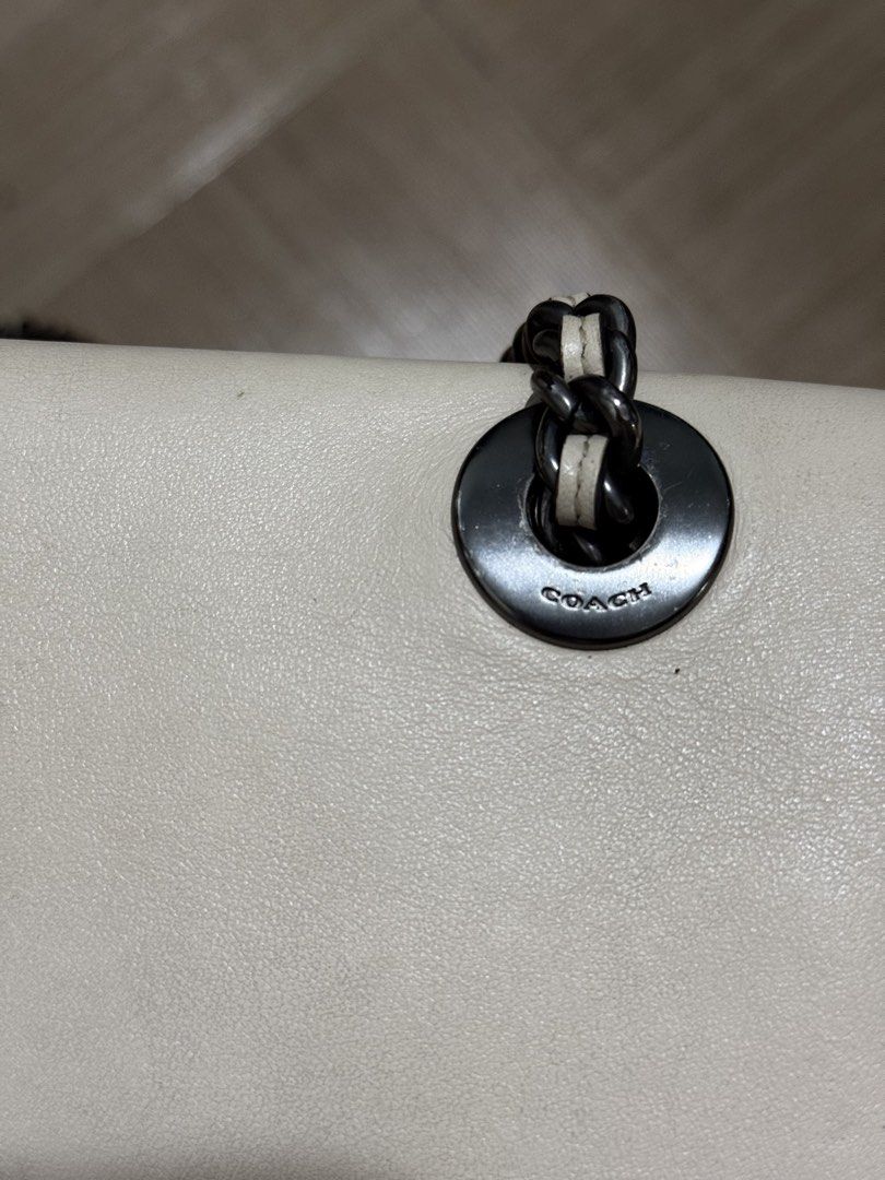 💯AUTHENTIC COACH PARKER WITH WHIPSTITCH 69614 (Category: Luxury Bags & Wallets) located in Daraga. Submitted by jasmor (Listing ID 1468719962, Image 3). Description: 🎀AUTHENTIC PRELOVED 🎀made in Vietnam (white tag removed) 🎀no peeling the body 🎀exterior refined calf & pebbled leather 🎀velvety suede micro-fabric interior 🎀gunmetal hardware 📌only flaw: peeled creed PERFECT FOR PERSONAL USE ₱5-12k pa preloved neto sa iba ✔️onhand 📦J&T couri