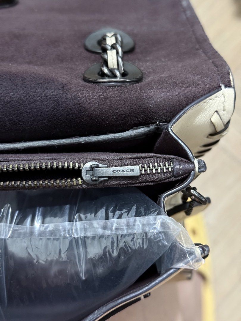 💯AUTHENTIC COACH PARKER WITH WHIPSTITCH 69614 (Category: Luxury Bags & Wallets) located in Daraga. Submitted by jasmor (Listing ID 1468719962, Image 2). Description: 🎀AUTHENTIC PRELOVED 🎀made in Vietnam (white tag removed) 🎀no peeling the body 🎀exterior refined calf & pebbled leather 🎀velvety suede micro-fabric interior 🎀gunmetal hardware 📌only flaw: peeled creed PERFECT FOR PERSONAL USE ₱5-12k pa preloved neto sa iba ✔️onhand 📦J&T couri