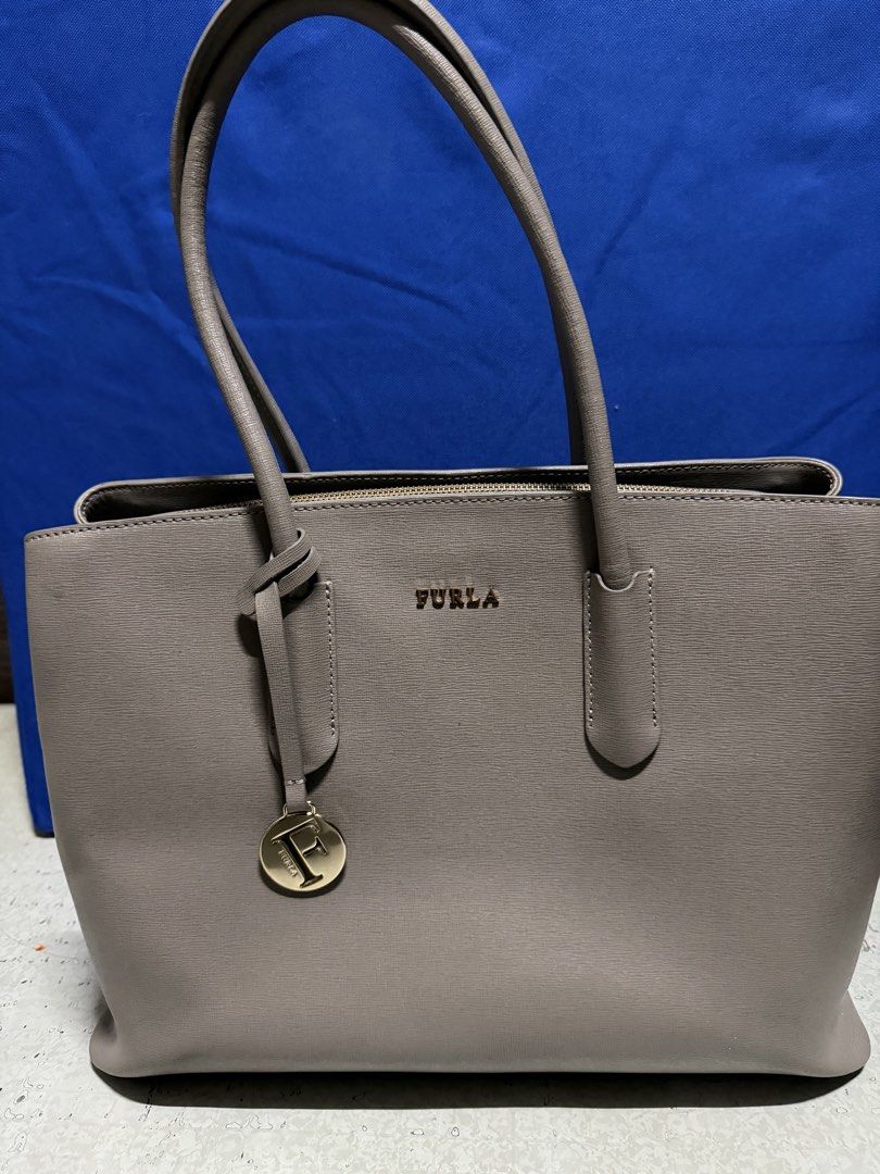 Authentic FURLA shoulder bag (Category: Shoulder Bags) located in Pateros City. Submitted by celle0619 (Listing ID 1468824407, Image 1). Description: Guaranteed Authentic with Loads of compartments .