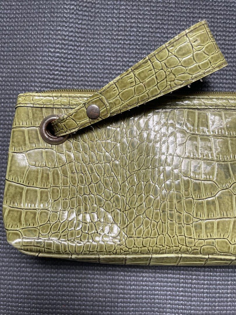 AUTHENTIC 💚 GREEN LEOPARD NA WALLET (Category: Purses & Pouches) located in Mandaluyong City. Submitted by summersamnl (Listing ID 1468732752, Image 2). Description: .