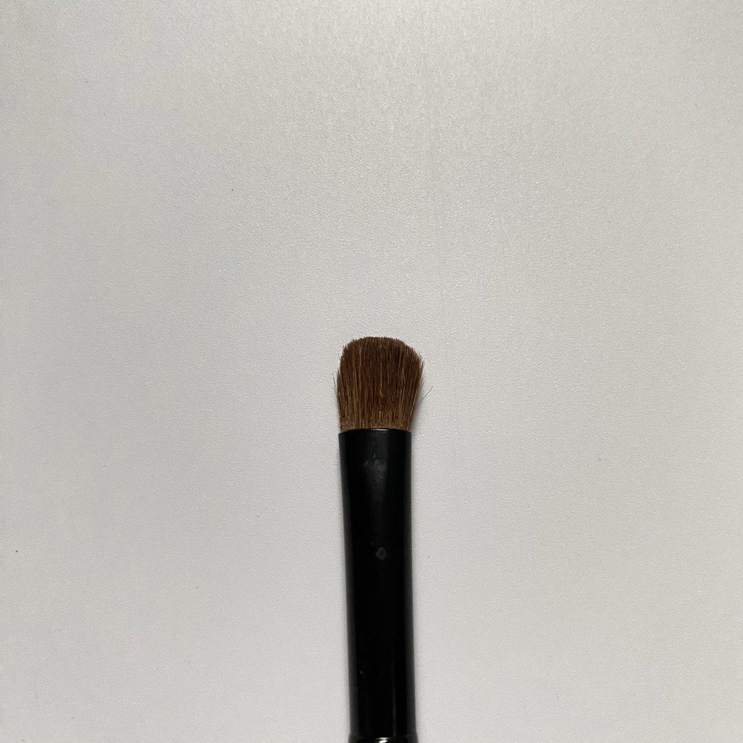 [AUTHENTIC] H&M Beauty Eye Shadow Brush (Category: Makeup) located in Midsayap. Submitted by someones_attic (Listing ID 1468889968, Image 3). Description: ⤿contents: 1 eye shadow brush (flat shader / blending) 💯 guaranteed authentic from Qatar cargo box 🇶🇦.