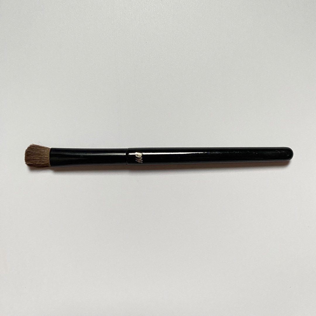 [AUTHENTIC] H&M Beauty Eye Shadow Brush (Category: Makeup) located in Midsayap. Submitted by someones_attic (Listing ID 1468889968, Image 1). Description: ⤿contents: 1 eye shadow brush (flat shader / blending) 💯 guaranteed authentic from Qatar cargo box 🇶🇦.