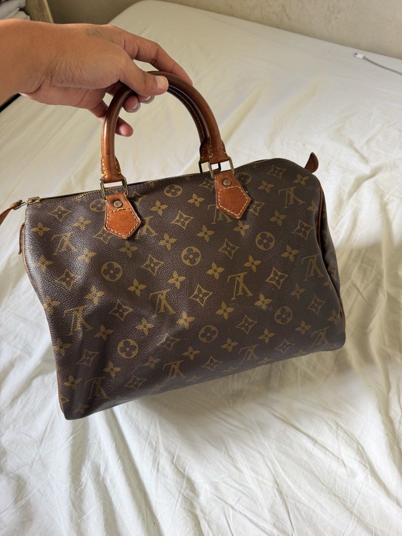 Authentic LV Speedy Monogram 30 (Category: Luxury Bags & Wallets) located in Mexico. Submitted by luxurybyeuphy (Listing ID 1468733687, Image 2). Description: Authentic LV Speedy Monogram 30 In good condition No cracks canvas No open pipings Clean inside Bag only No other inclusion.