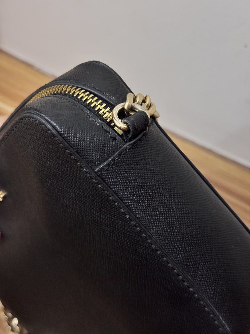 AUTHENTIC MK Bag (Category: Cross-body Bags) located in Mexico. Submitted by itsmealexa (Listing ID 1468916383, Image 3). Description: .