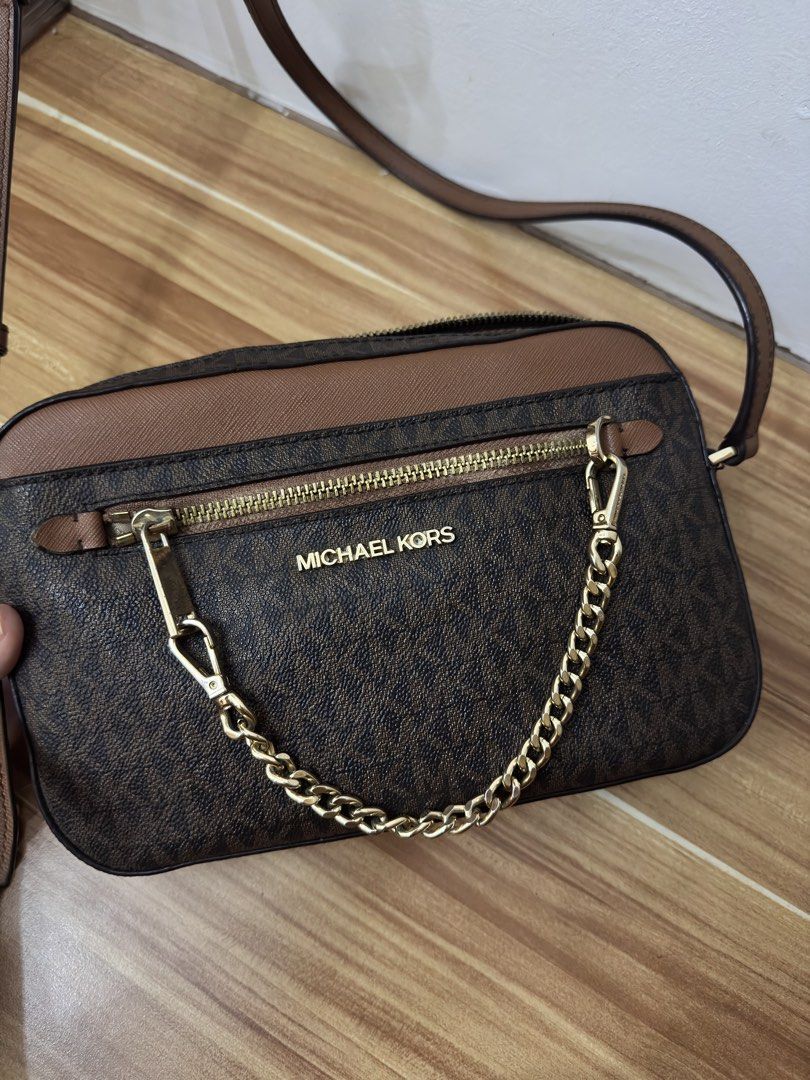 AUTHENTIC MK Body Bag (Category: Cross-body Bags) located in Mexico. Submitted by itsmealexa (Listing ID 1468915797, Image 1). Description: .