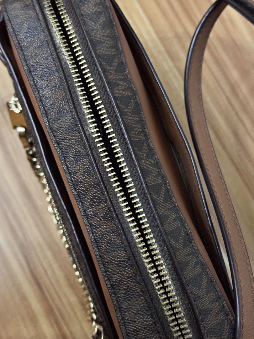 AUTHENTIC MK Body Bag (Category: Cross-body Bags) located in Mexico. Submitted by itsmealexa (Listing ID 1468915797, Image 3). Description: .