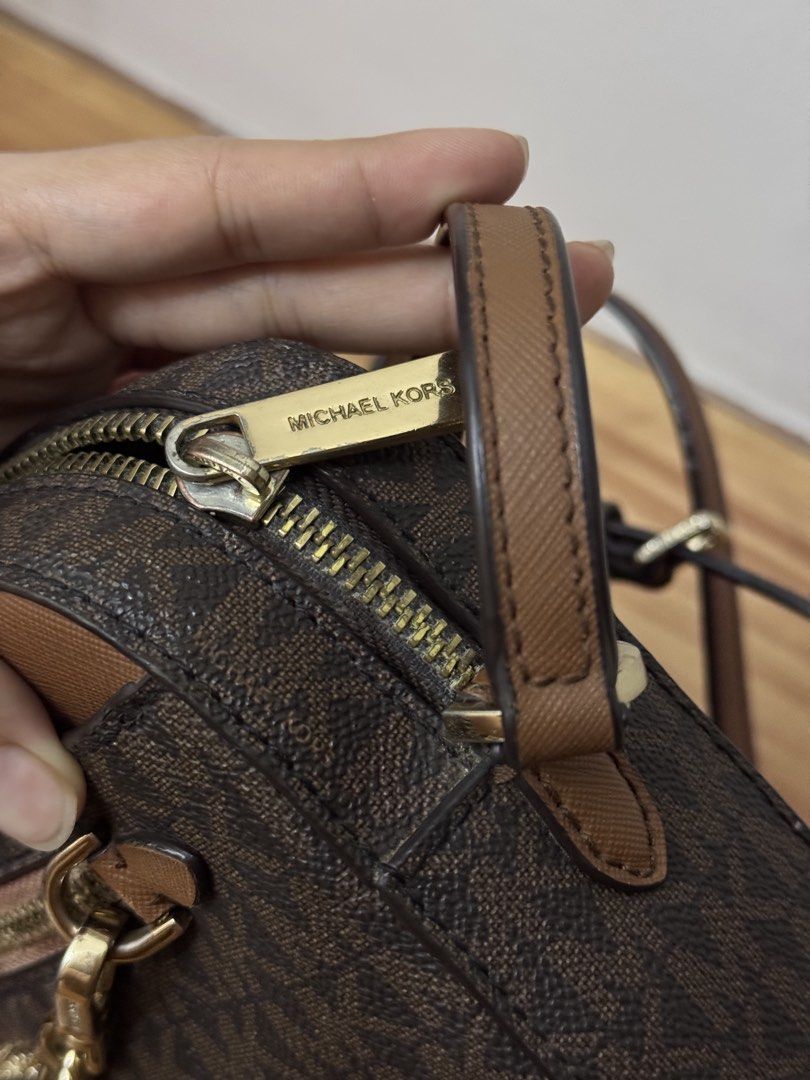 AUTHENTIC MK Body Bag (Category: Cross-body Bags) located in Mexico. Submitted by itsmealexa (Listing ID 1468915797, Image 2). Description: .