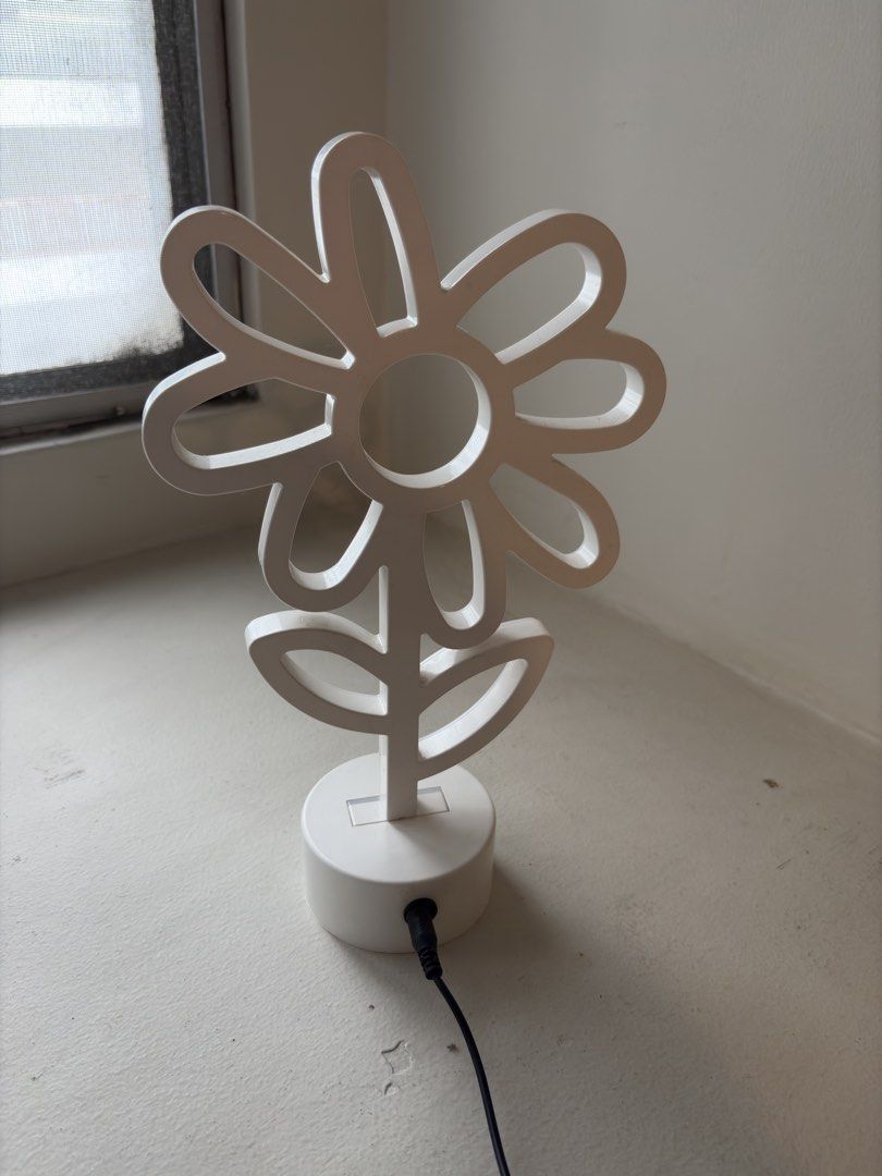 Authentic Typo Sunflower-Shaped Bedside Lamp (Category: Other Home Decor) located in Mandaluyong City. Submitted by material_boi (Listing ID 1468770688, Image 3). Description: Store bought for I think ₱1,500. Rarely used. Maganda to kasi di siya masakit sa mata. Very cute! You may attach it sa usb or sa adapter. Wala siyang included na adapter, provide na lang kayo. No issues, alikabok konti. RFS: decluttering .