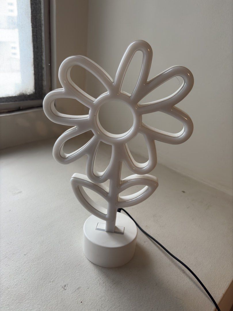 Authentic Typo Sunflower-Shaped Bedside Lamp (Category: Other Home Decor) located in Mandaluyong City. Submitted by material_boi (Listing ID 1468770688, Image 2). Description: Store bought for I think ₱1,500. Rarely used. Maganda to kasi di siya masakit sa mata. Very cute! You may attach it sa usb or sa adapter. Wala siyang included na adapter, provide na lang kayo. No issues, alikabok konti. RFS: decluttering .