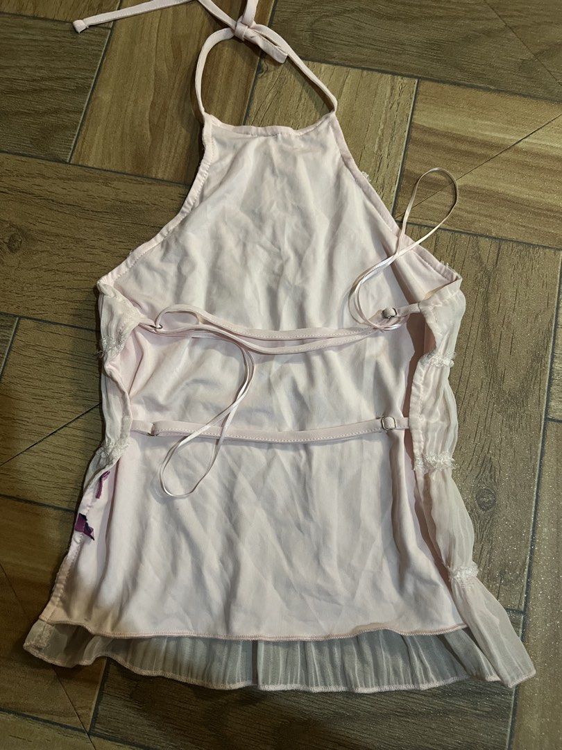 Backless Pink Top (Category: Sleeveless) located in Aguinaldo. Submitted by roversellz_ (Listing ID 1468903287, Image 3). Description: - the tag has been cut cuz it was annoying when I wore it - backless - there’s a flaw which is the blue ink.