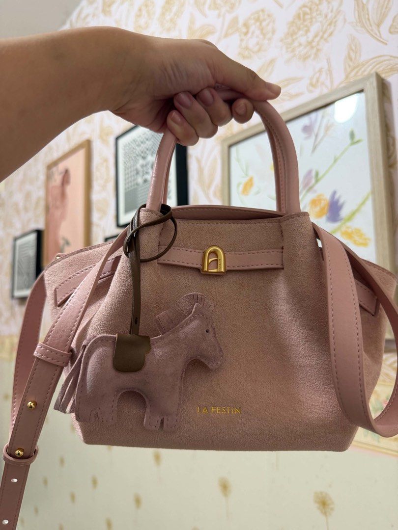 Bag Charm la festin (Category: Charms) located in Balanga. Submitted by Andy_toploaders (Listing ID 1468737077, Image 2). Description: Bag charm ₱800 If bundle sa bag ₱4,500 only kasama na yang charm Super ganda nila Suede leather .