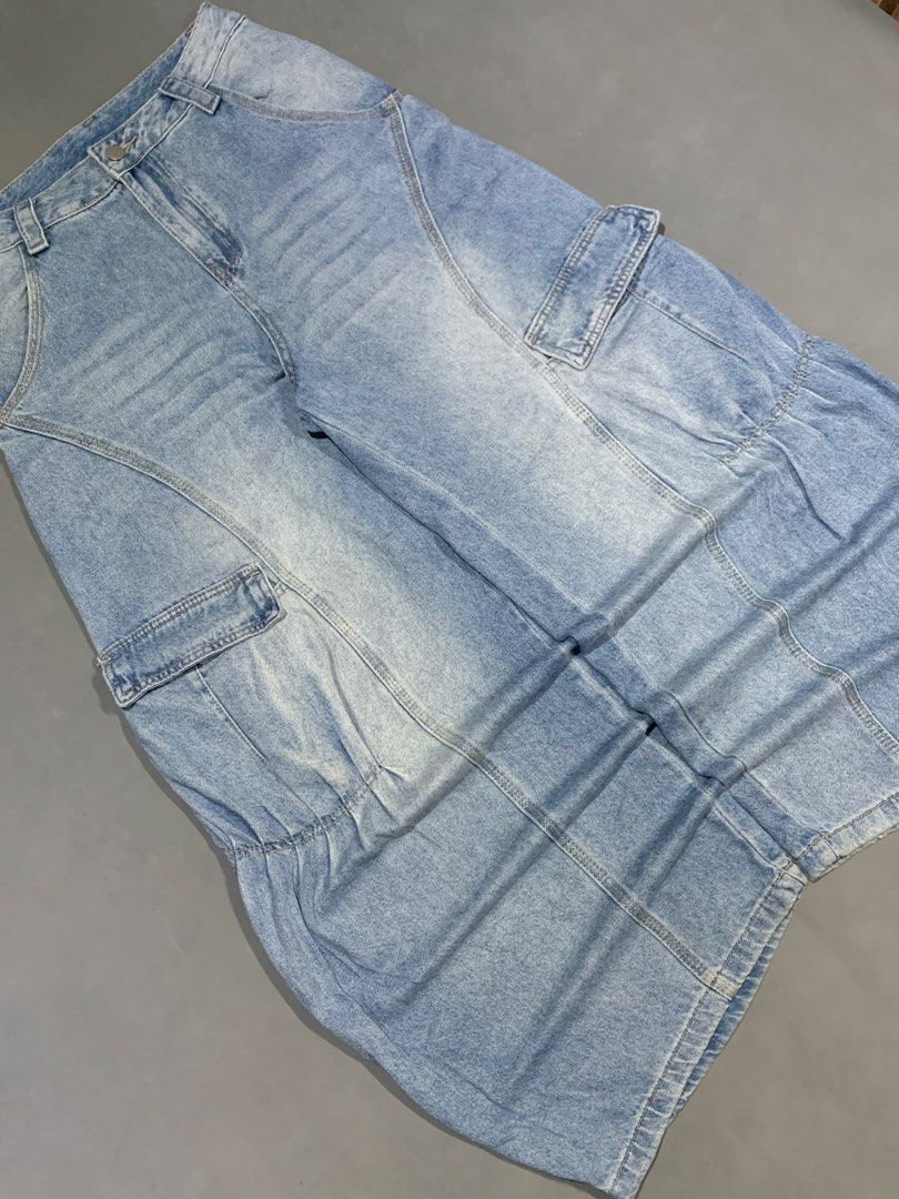 BAGGY CARGO PANTS (Category: Jeans) located in Quezon City. Submitted by jnkfit_denim (Listing ID 1468927080, Image 3). Description: ACID WASH BLUE CURVE BARREL CARGO waistline: 28 length: 40 thigh: 14 leg opening: 11.5 [ mid hard, saktuhan tela comfy fabric, good for psg ang komportable suotin, hindi sya kabigatan, no issue ] MINE: 450php.