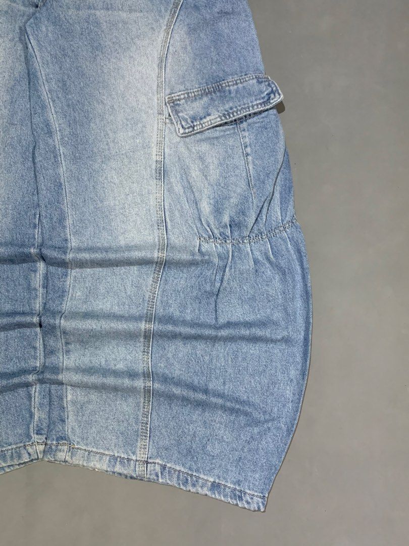BAGGY CARGO PANTS (Category: Jeans) located in Quezon City. Submitted by jnkfit_denim (Listing ID 1468927080, Image 2). Description: ACID WASH BLUE CURVE BARREL CARGO waistline: 28 length: 40 thigh: 14 leg opening: 11.5 [ mid hard, saktuhan tela comfy fabric, good for psg ang komportable suotin, hindi sya kabigatan, no issue ] MINE: 450php.