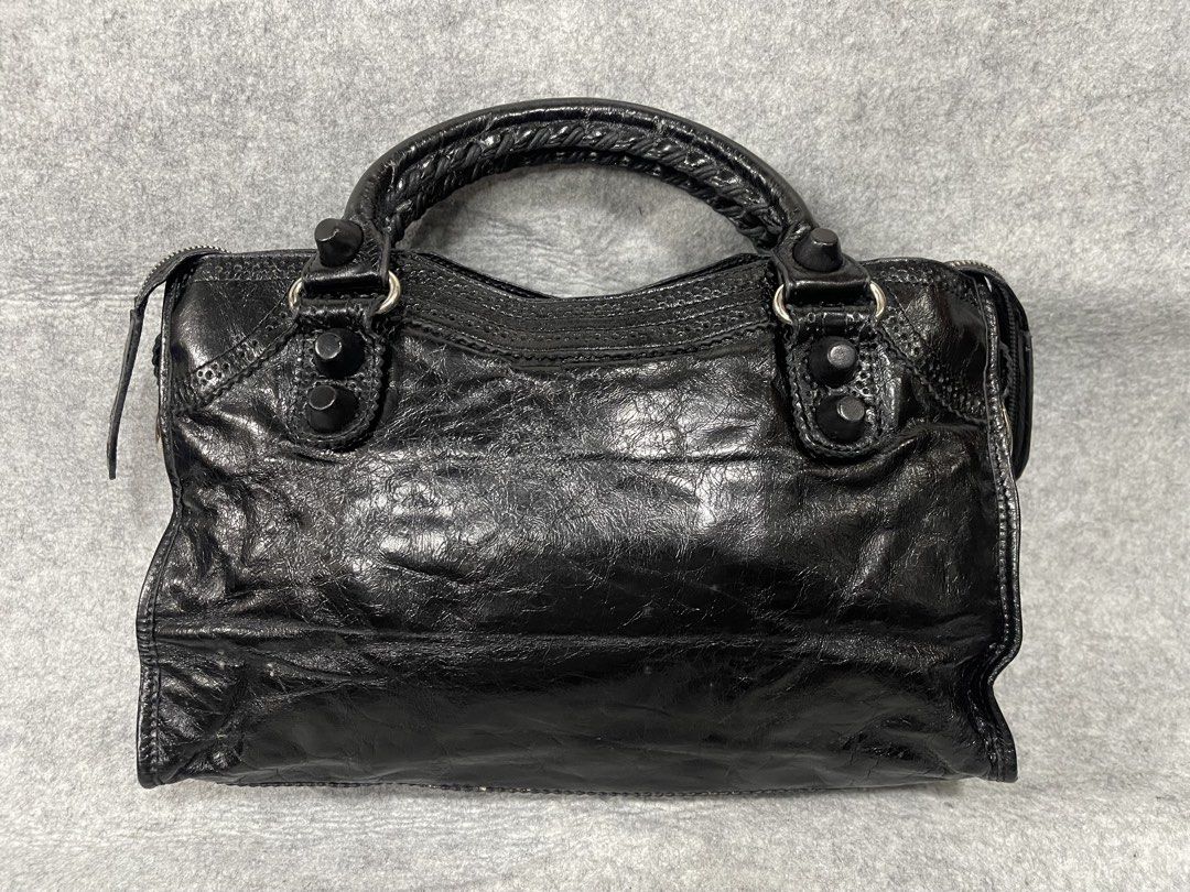 balenciaga (Category: Purses & Pouches) located in Calamba. Submitted by thriftingoverload (Listing ID 1468853011, Image 3). Description: walang tag wala rin ung strap pinaltan ng isang rivet plus shipping fee .