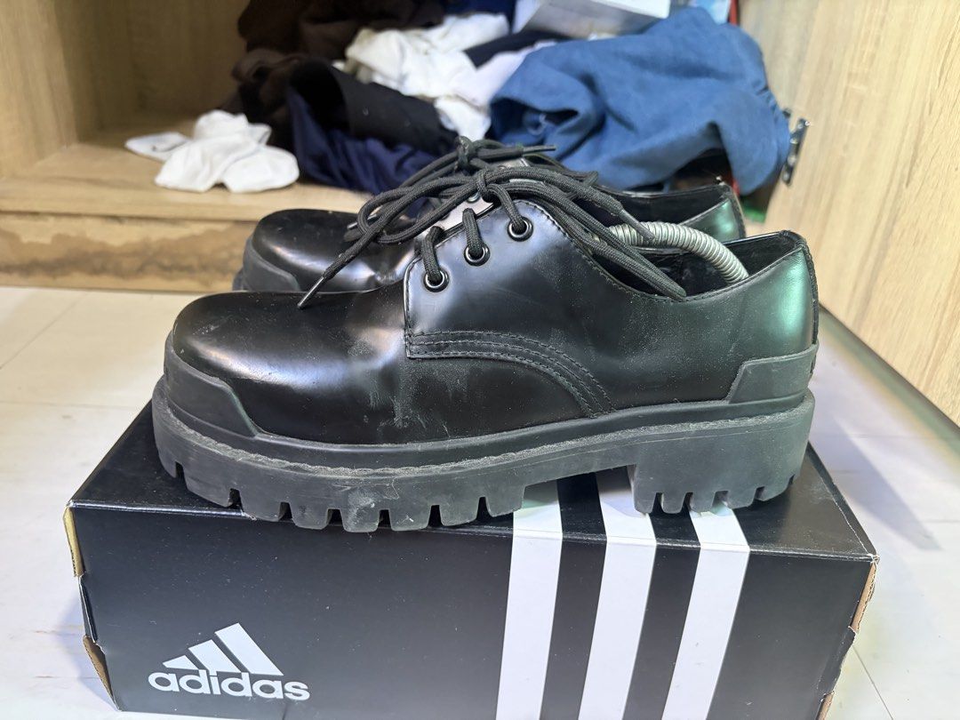 balenciaga derbies (Category: Dress Shoes) located in Davao. Submitted by atlantajeans (Listing ID 1468770865, Image 3). Description: +200 sf Rfs: Decluttering Off/legit not really sure has some cracks on the leather but overall still usable .