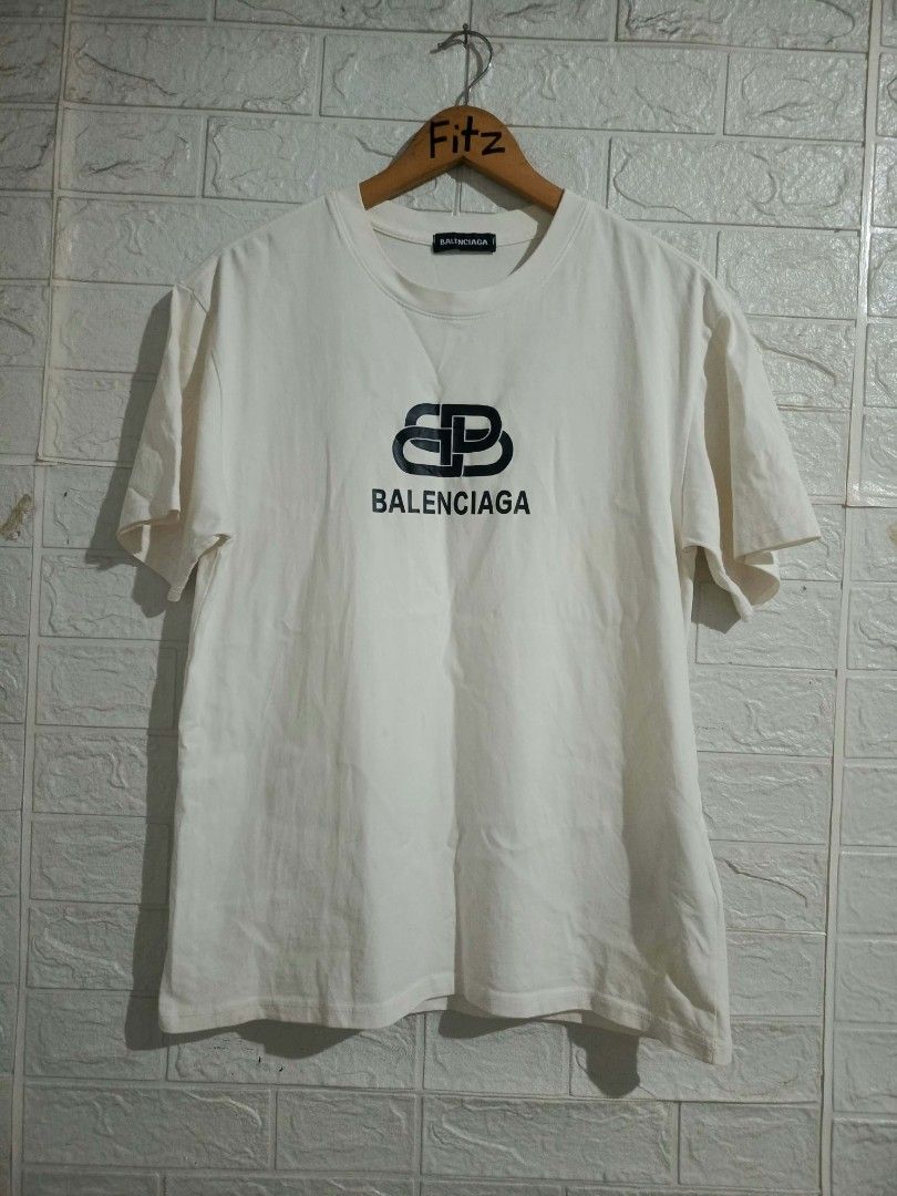 Balenciaga Tshirt (Category: Luxury Apparel) located in Agoo. Submitted by fitzmatic15 (Listing ID 1468925860, Image 1). Description: Balenciaga White Tee Medium 20x27.5 excellent condition🔥 napakasolid 🔥.