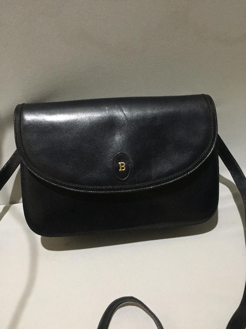BALLY VINTAGE B SLINGBAG (Category: Cross-body Bags) located in Bulacan. Submitted by assorted.items (Listing ID 1468866689, Image 1). Description: BALLY VINTAGE B FLAP BAG 🖤 Vintage Bally from 90s, Made in Italy ✔️ Black leather + gold B hardware ✔️ Structured pa, hindi lumpy ✔️ 2 compartments + inner zip pocket ✔️ With original B dust bag Condition: Preloved / vintage - may light wear sa strap & corners pero no bakbak, no major flaw. Leather m