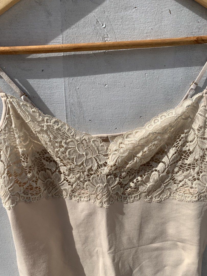 banana republic lace camisole (Category: Sleeveless) located in Muntinlupa City. Submitted by pink.poppies (Listing ID 1468767486, Image 2). Description: .