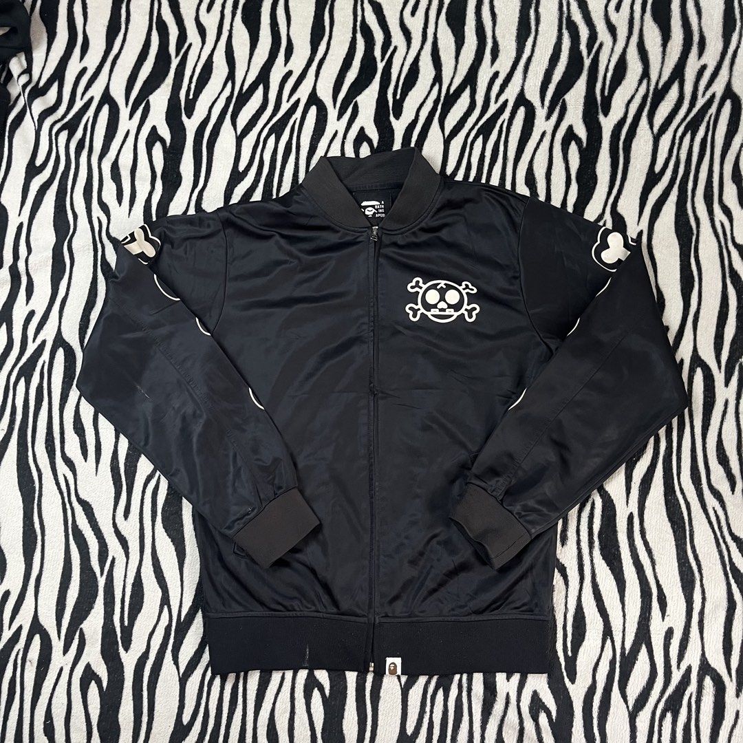 Bape skull design jacket (Category: Coats, Jackets and Outerwear) located in Manila. Submitted by royaldripmanila (Listing ID 1468930285, Image 1). Description: Yellow stain on sleeve removable W19.5 L26.