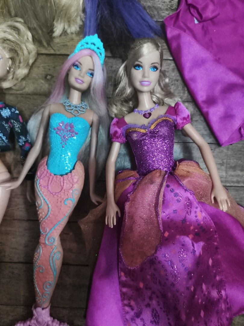 BARBIE BUNDLE!! VERY LOWERED PRICE! (Category: Kids Toys) located in Quezon City. Submitted by an_drei (Listing ID 1468724326, Image 3). Description: AS IS! WYSIWYG ALL ISSUES ARE IN THE PICTURES WILL GIVE MORE FREEBIE !DOLLS! LIANA NO LONGER SING BUT HER LIGHTS STILL WORKS WHEN GOWN WAS FLIPPED COLOR CHANGING MERMAID OG NECKLACE BUT CROWN IS REPLACED, MISSING FABRIC IN TAIL AND HAS MISSING CHUNK IN THE MIDDLE OF TAIL MILLIE HAS SLIGHT 1 CUT FING