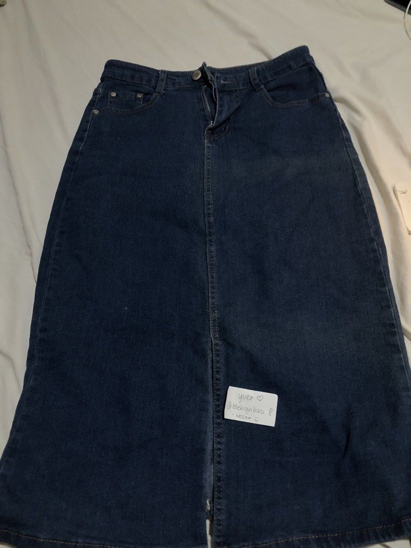 basic chic dark wash denim midi skirt with front slit (Category: Skirts) located in Manila. Submitted by blehgnbao (Listing ID 1468785248, Image 2). Description: 🤍 from cavite area •only used once, kept in storage • midi length, high waist •unbranded sf is strictly covered by buyer :) lalamove and gcash payment only. dm for more details 🪷.