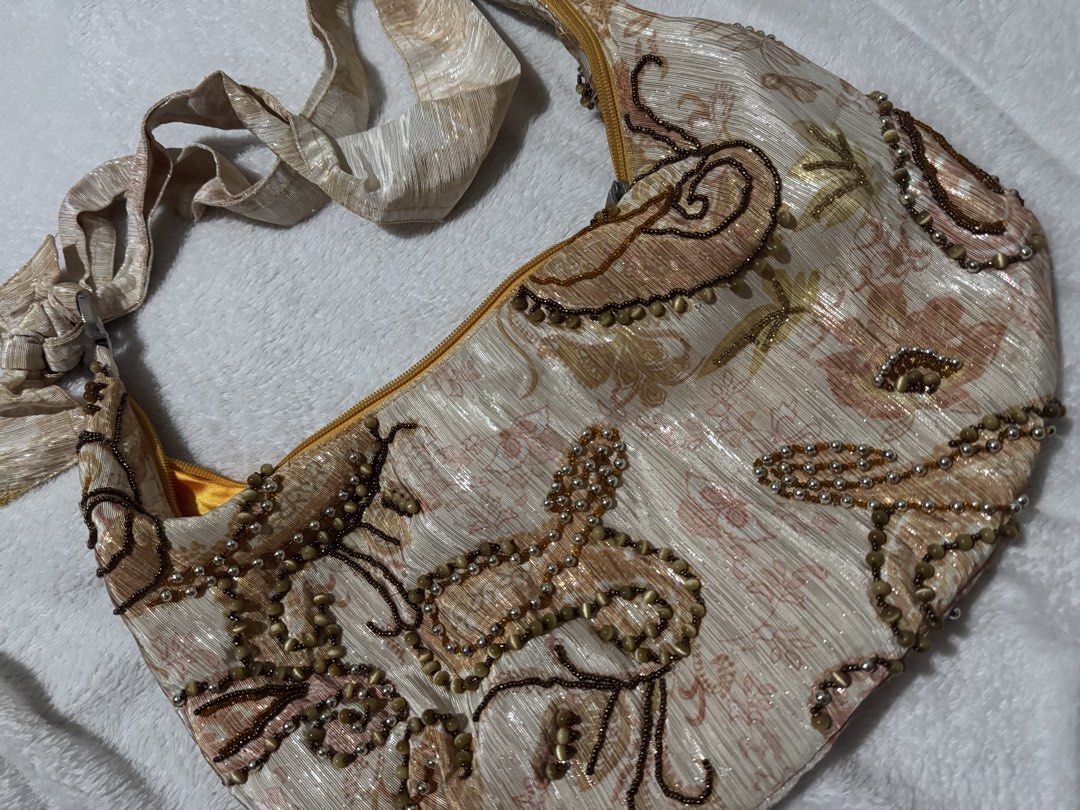 Beach Bag Floral (Category: Shoulder Bags) located in Manila. Submitted by declutter.jasmin (Listing ID 1468771123, Image 2). Description: Beach Bag Floral Never been used Tondo loc.