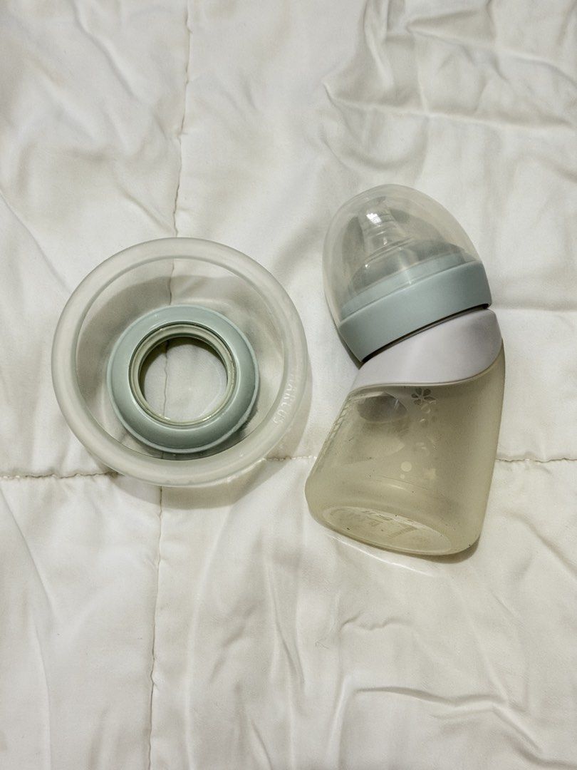 Bebemarc Silicone Breast Pump & Antibacterial Feeding Set (Category: Breastfeeding & Bottle Feeding) located in Mandaluyong City. Submitted by allorashoppe (Listing ID 1468918389, Image 1). Description: - Authentic bebe marc Marcus & Marcus silicone baby bottle - Color: Soft grey and mint green tones - Capacity: Up to 4 fl oz or 120 ml with clear measurement markings - Ergonomic curved body designed for easy gripping - Gentle and safe material id