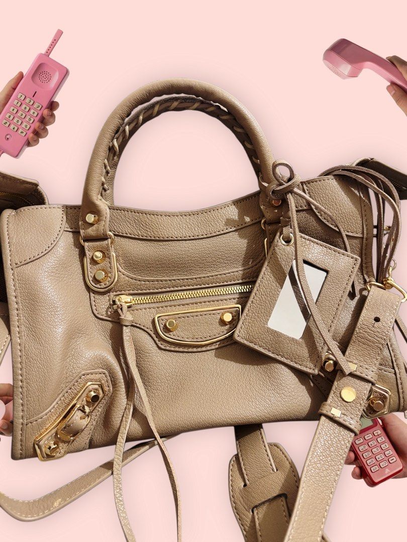 Beige City Classic Bag😍 (Category: Cross-body Bags) located in Manila. Submitted by anneprlvdbgs (Listing ID 1468879801, Image 1). Description: Unahan mga sister🫣😘 Ang laging hinahanap😍 B a l e n c i a g a City Classic Size 30cm Handbag/Sling Adjustable BB underzipp Genuine leather Made in Italy Coded 📌Japan Auction Sourced 🍒 3,480 only (LP) 📌LIKE NEW/ in excellent condition 📌 ACTUAL PHOTO POSTED. What you see is exactly what you get. MOP