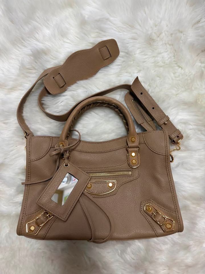 Beige City Classic Bag😍 (Category: Cross-body Bags) located in Manila. Submitted by anneprlvdbgs (Listing ID 1468879801, Image 2). Description: Unahan mga sister🫣😘 Ang laging hinahanap😍 B a l e n c i a g a City Classic Size 30cm Handbag/Sling Adjustable BB underzipp Genuine leather Made in Italy Coded 📌Japan Auction Sourced 🍒 3,480 only (LP) 📌LIKE NEW/ in excellent condition 📌 ACTUAL PHOTO POSTED. What you see is exactly what you get. MOP