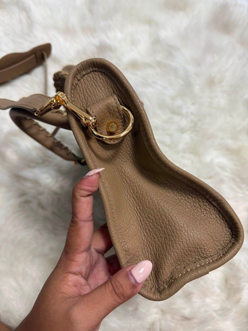 Beige City Classic Bag😍 (Category: Cross-body Bags) located in Manila. Submitted by anneprlvdbgs (Listing ID 1468879801, Image 3). Description: Unahan mga sister🫣😘 Ang laging hinahanap😍 B a l e n c i a g a City Classic Size 30cm Handbag/Sling Adjustable BB underzipp Genuine leather Made in Italy Coded 📌Japan Auction Sourced 🍒 3,480 only (LP) 📌LIKE NEW/ in excellent condition 📌 ACTUAL PHOTO POSTED. What you see is exactly what you get. MOP