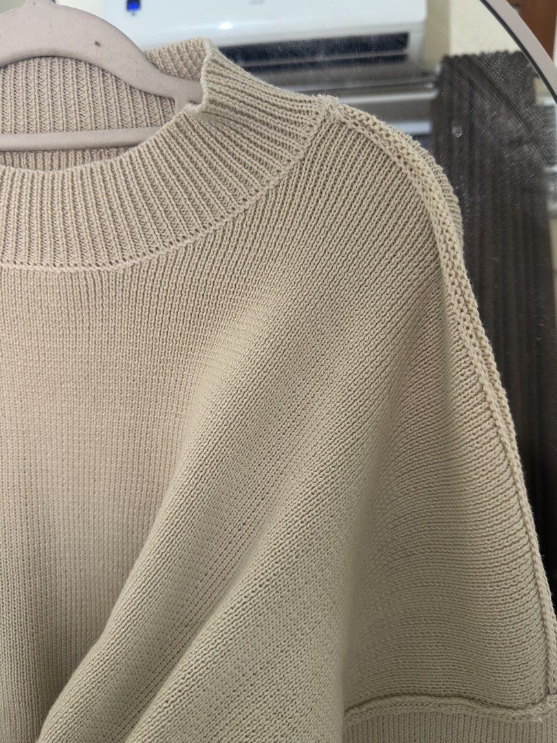 Beige Mock Neck Knit Cropped Sweater (Category: Coats, Jackets and Outerwear) located in Villasis. Submitted by juliaxgamboa (Listing ID 1468809287, Image 2). Description: - Color: Soft beige - Material: Thick, high-quality yarn - Fit: Cropped, boxy fit with dropped shoulders and wide sleeves - Design: Mock neck collar with ribbed trim and long ribbed cuffs.