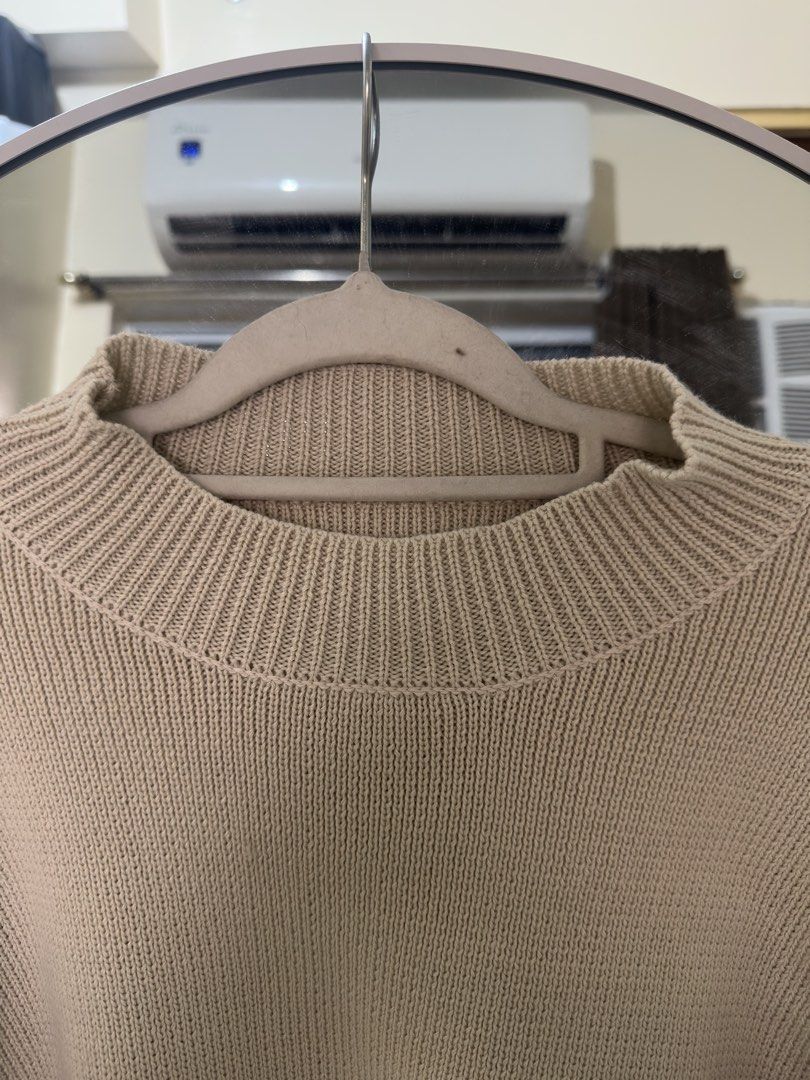 Beige Mock Neck Knit Cropped Sweater (Category: Coats, Jackets and Outerwear) located in Villasis. Submitted by juliaxgamboa (Listing ID 1468809287, Image 3). Description: - Color: Soft beige - Material: Thick, high-quality yarn - Fit: Cropped, boxy fit with dropped shoulders and wide sleeves - Design: Mock neck collar with ribbed trim and long ribbed cuffs.