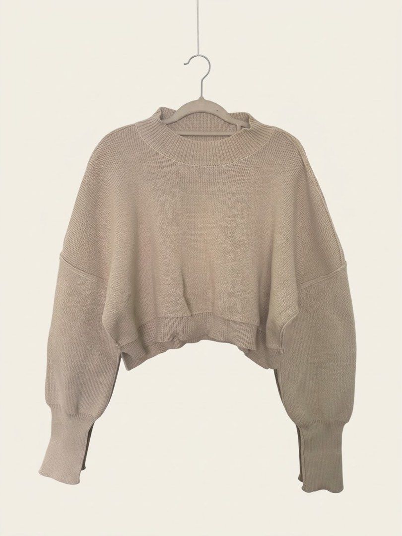 Beige Mock Neck Knit Cropped Sweater (Category: Coats, Jackets and Outerwear) located in Villasis. Submitted by juliaxgamboa (Listing ID 1468809287, Image 1). Description: - Color: Soft beige - Material: Thick, high-quality yarn - Fit: Cropped, boxy fit with dropped shoulders and wide sleeves - Design: Mock neck collar with ribbed trim and long ribbed cuffs.