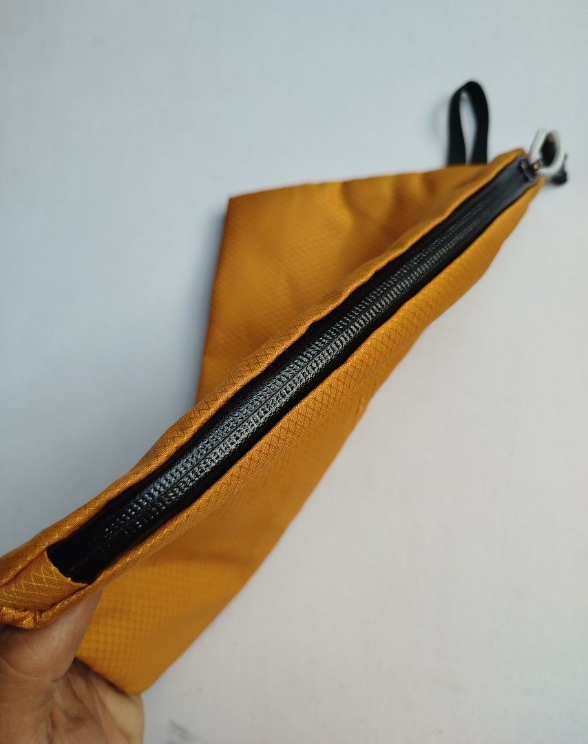 Bellroy Pouch (Category: Belt bags, Clutches and Pouches) located in General Santos City (Dadiangas). Submitted by reupph (Listing ID 1468806152, Image 3). Description: Maganda lagayan ng cp or extrang gamit..