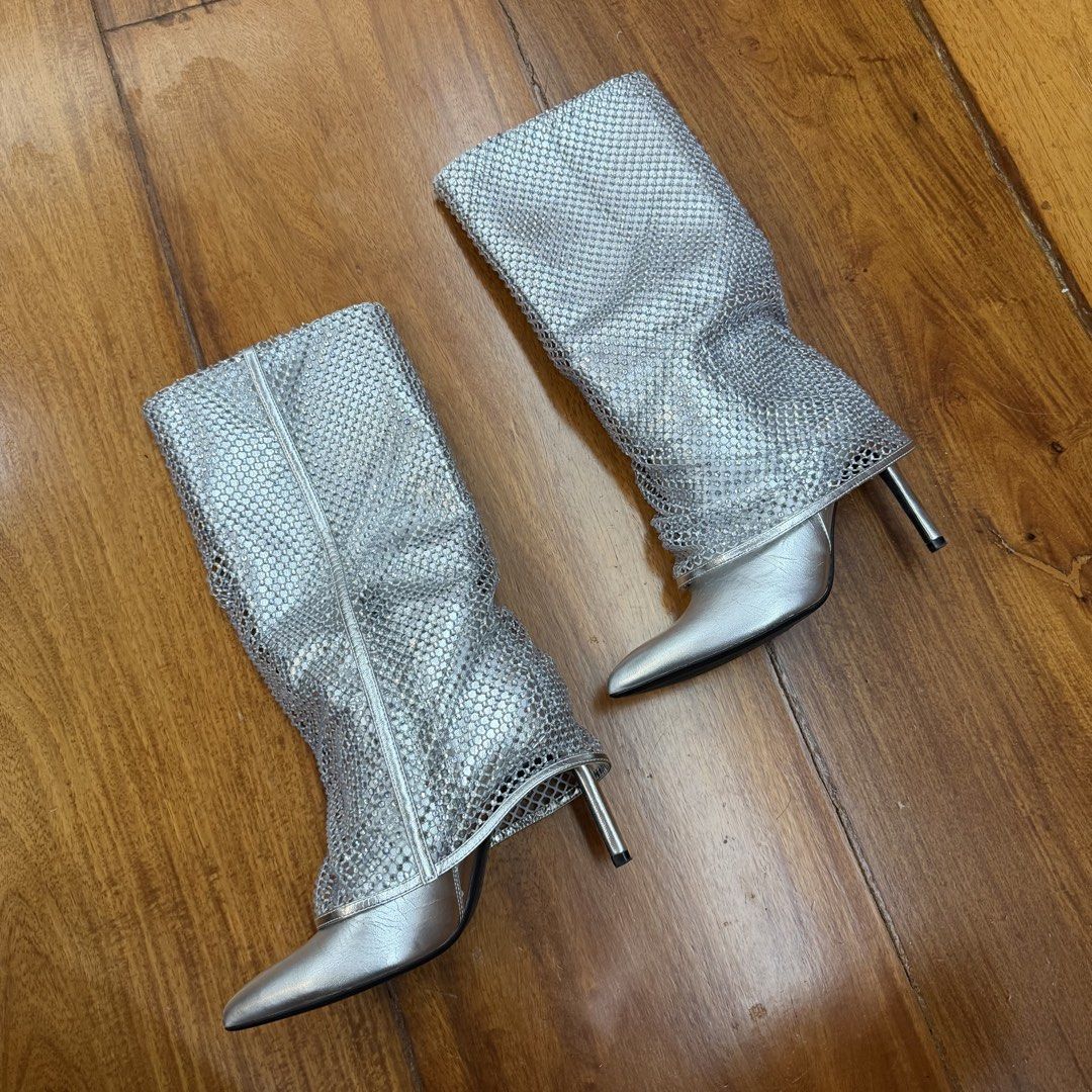 Bershka Boots (Category: Boots) located in Muntinlupa City. Submitted by myrandomthingz (Listing ID 1468921455, Image 3). Description: .