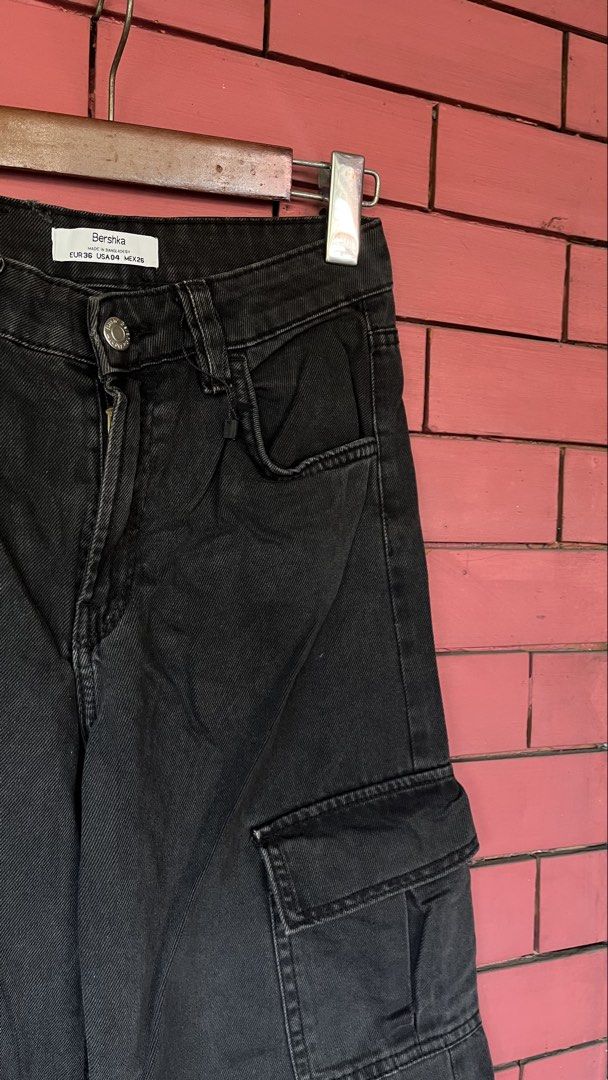 bershka cargo wide leg (Category: Other Bottoms) located in Quezon City. Submitted by dressingroombylech (Listing ID 1468722113, Image 2). Description: fits 24-26.