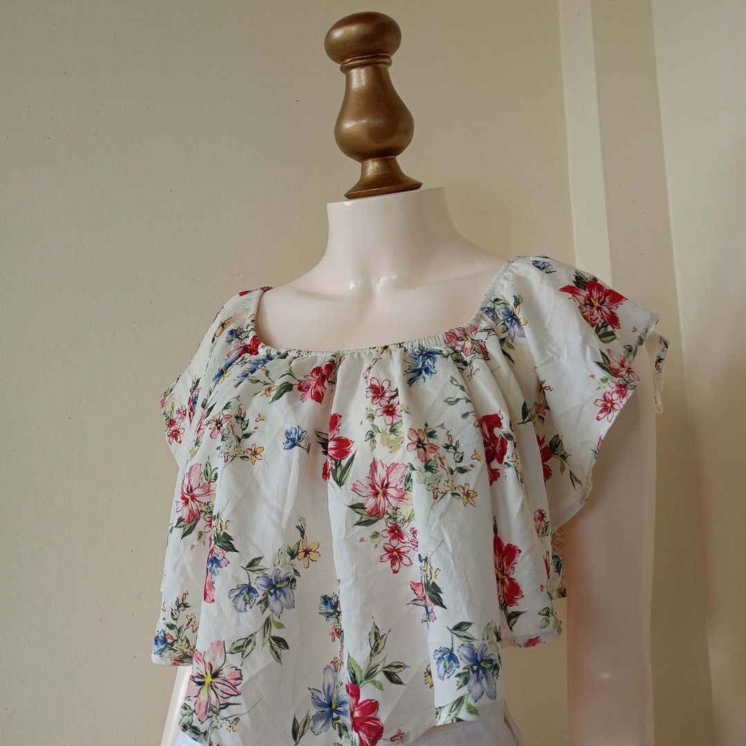Bershka floral top (Category: Others Tops) located in Barugo. Submitted by green.trendsetter (Listing ID 1468754172, Image 2). Description: AUSSIE PRELOVED FINDS Australian brand tops. Shop your next wardrobe favourite at a preloved price! 📌 SHOP REMINDERS — PLEASE READ BEFORE BUYING ❌ NO CANCELLATION once your order is confirmed. ❌ NO FUSSY BUYERS — please read the details and check all photos before buying. ❌ NO RETURN / NO EXCHANGE. ❌ NO RUSH