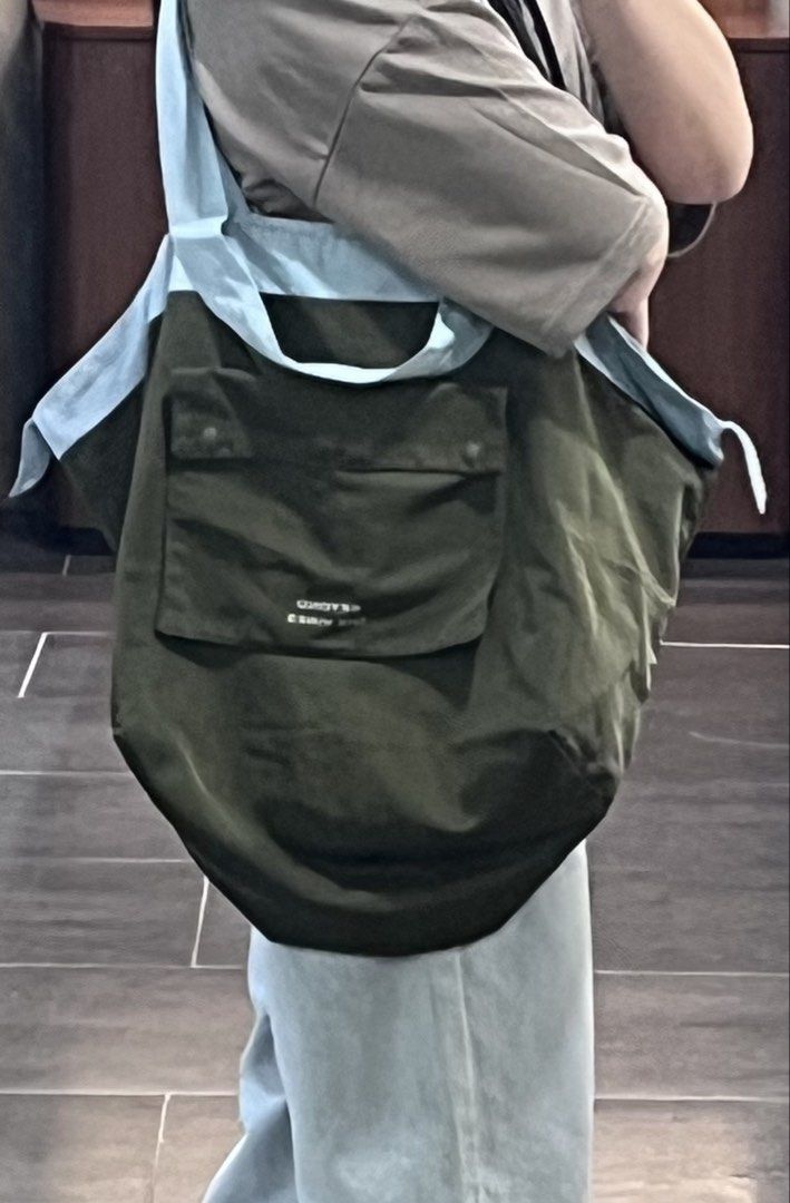 Beyond The Vines Relaxed Tote Bag (Category: Tote Bags) located in Paranaque City. Submitted by PrelovedClosetetc (Listing ID 1468819185, Image 2). Description: .