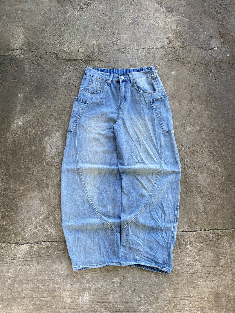 Big Pocket (Category: Jeans) located in Malaybalay. Submitted by hawoold (Listing ID 1468879385, Image 1). Description: RANDOM BIG POCKET dimension : waist - 31-32 thigh - 13 length - 42 hem - 9 details : issue - none condition - 9/10 .
